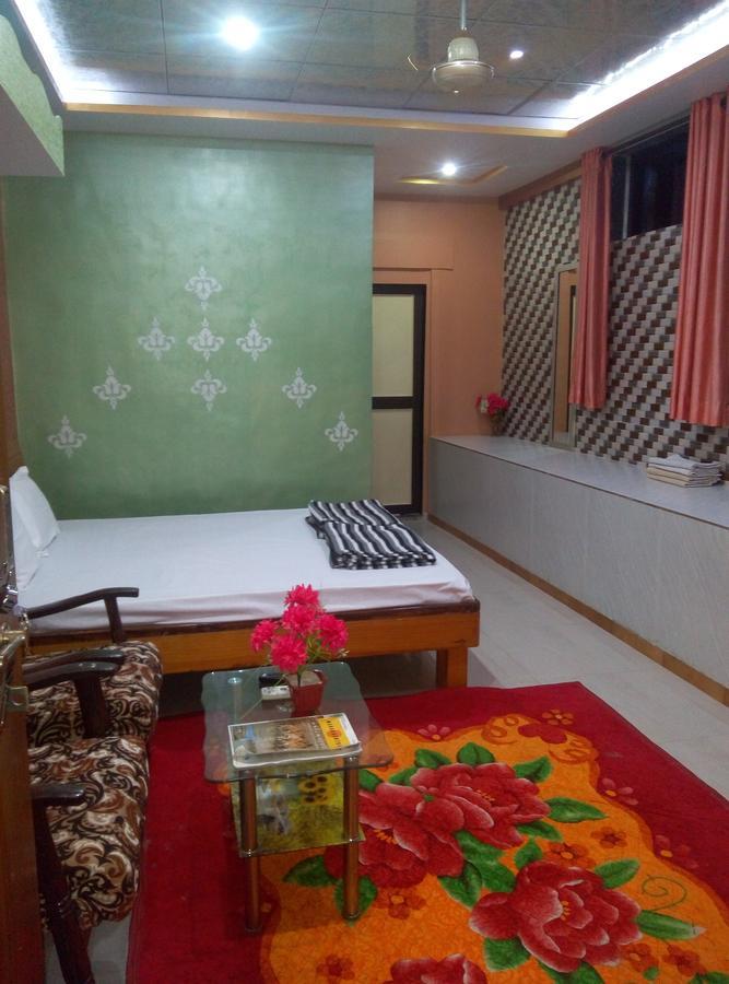 Om Shree Bed And Breakfast Harihareshwar Exteriör bild